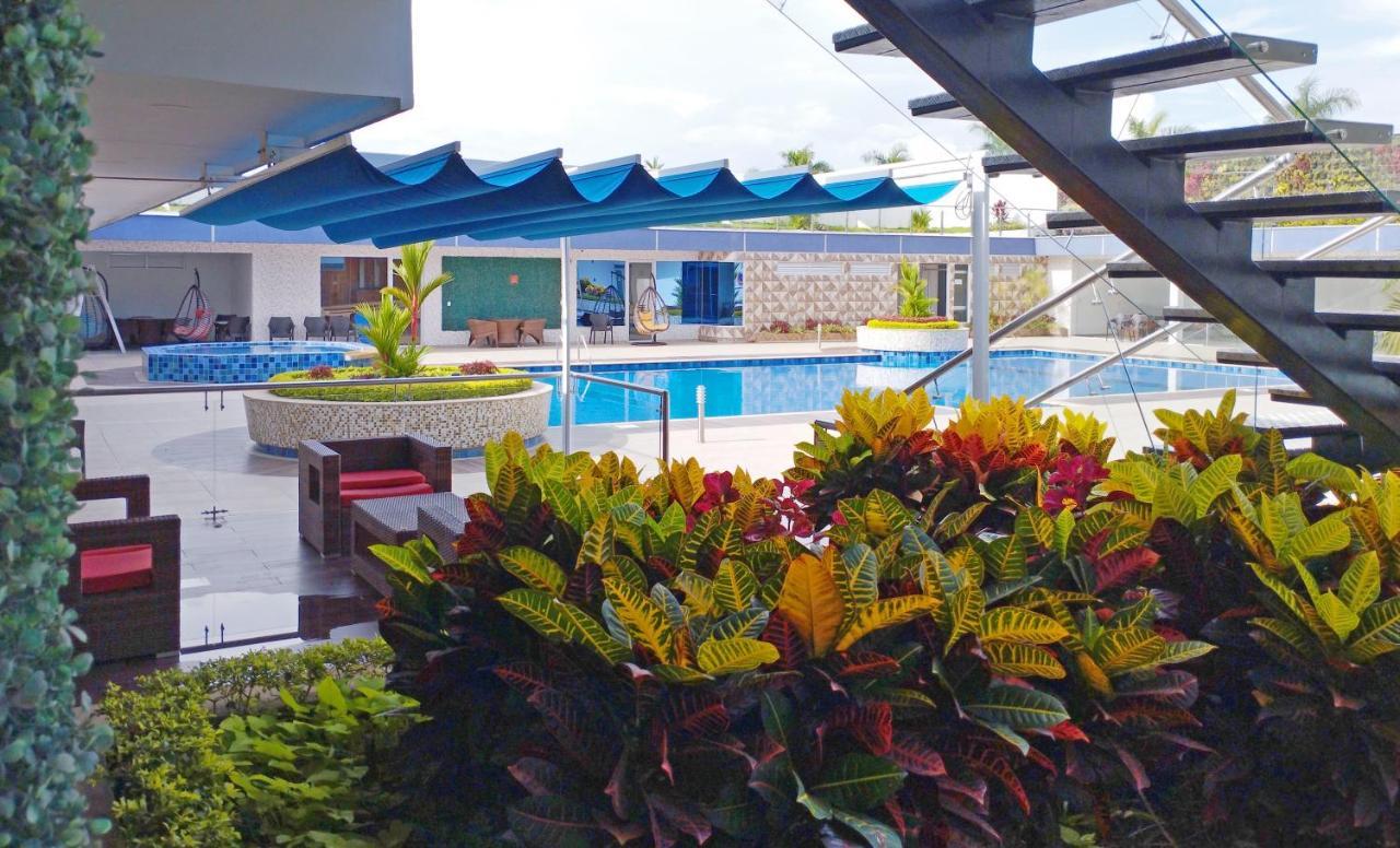 Hotel Royal Elim International Cali Εξωτερικό φωτογραφία The pool at the hotel