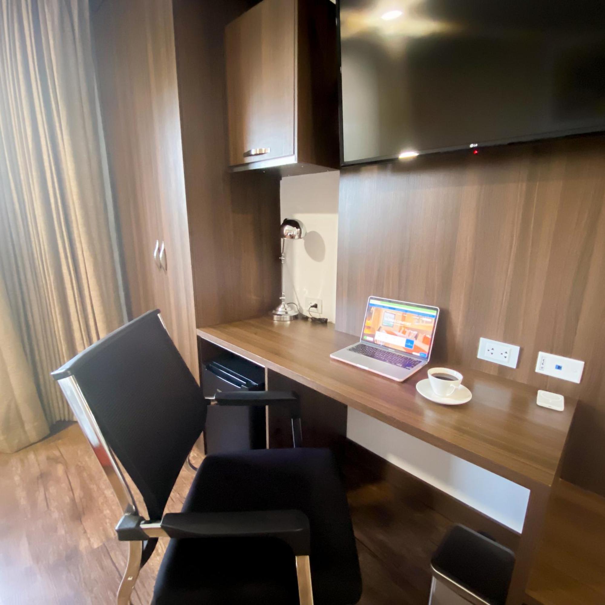 Hotel Royal Elim International Cali Εξωτερικό φωτογραφία A work desk in a hotel room